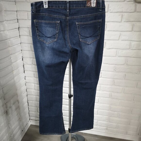 Bluenotes Ladies Size 31/30 Carly Skinny Flare Medium Wash Blue Jeans - Picture 2 of 15